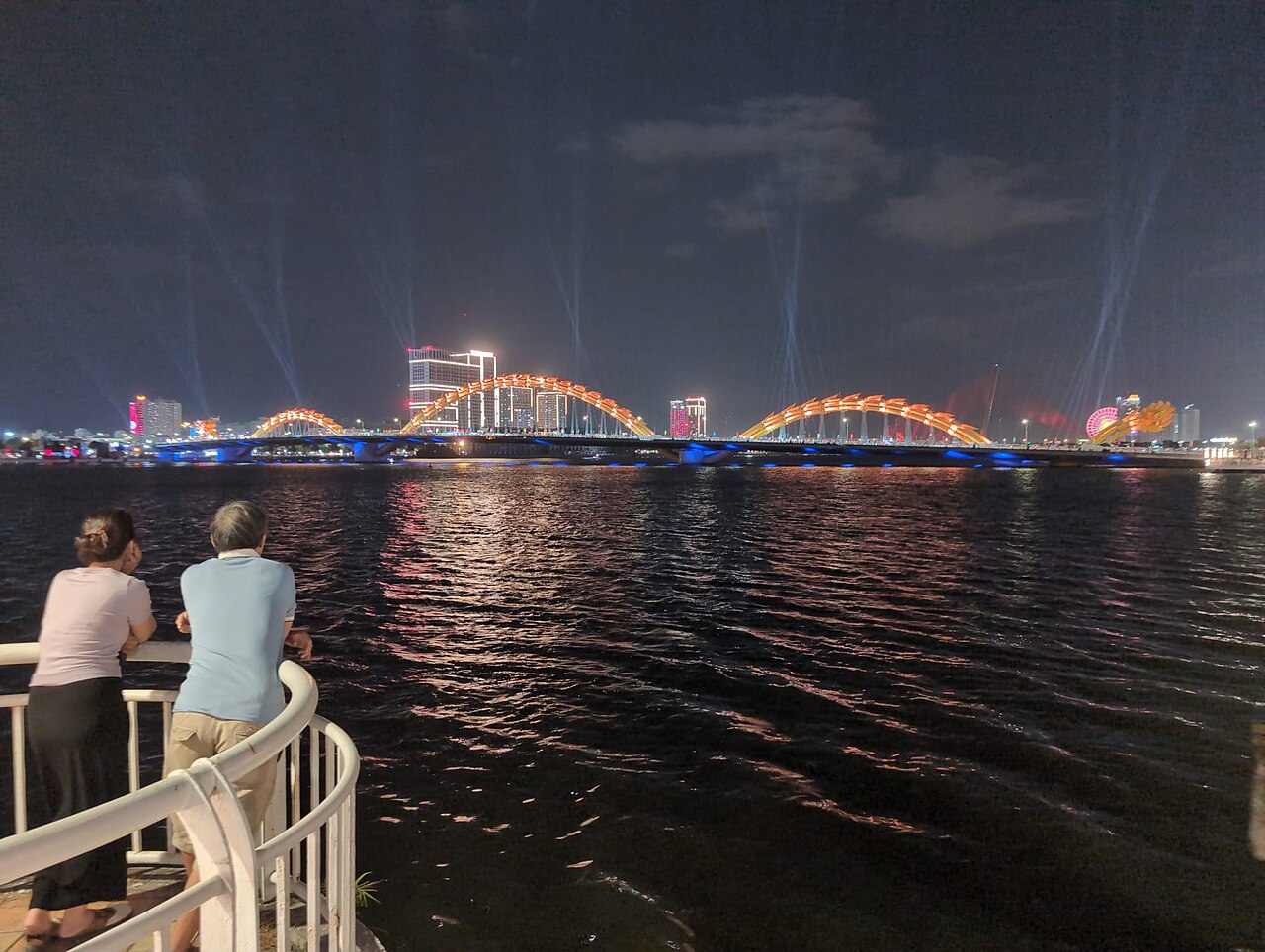 ドラゴン橋の風景