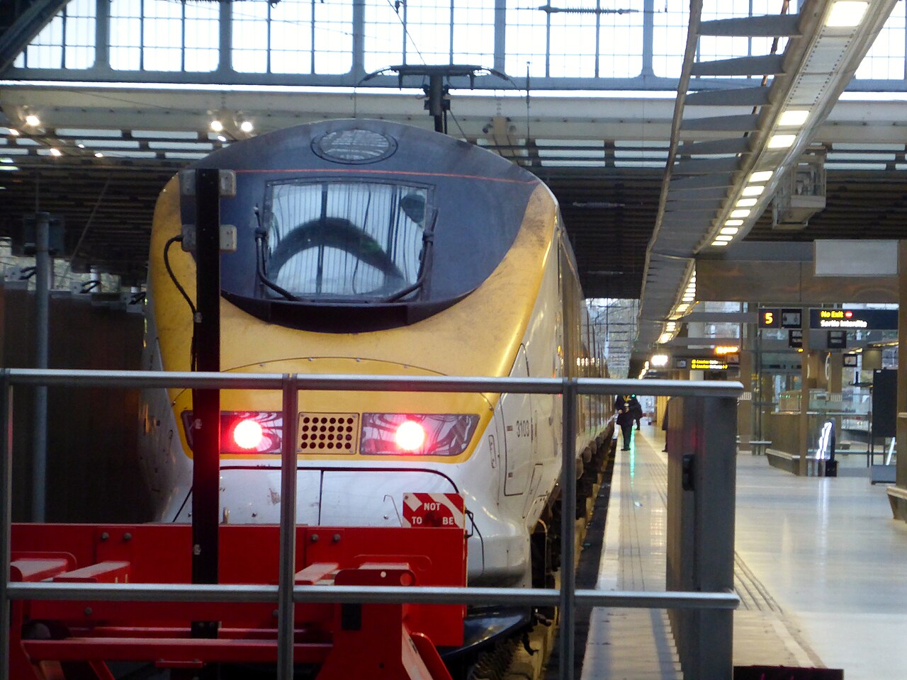 ロンドン・セント・パンクラス駅のホームに停まるユーロスター