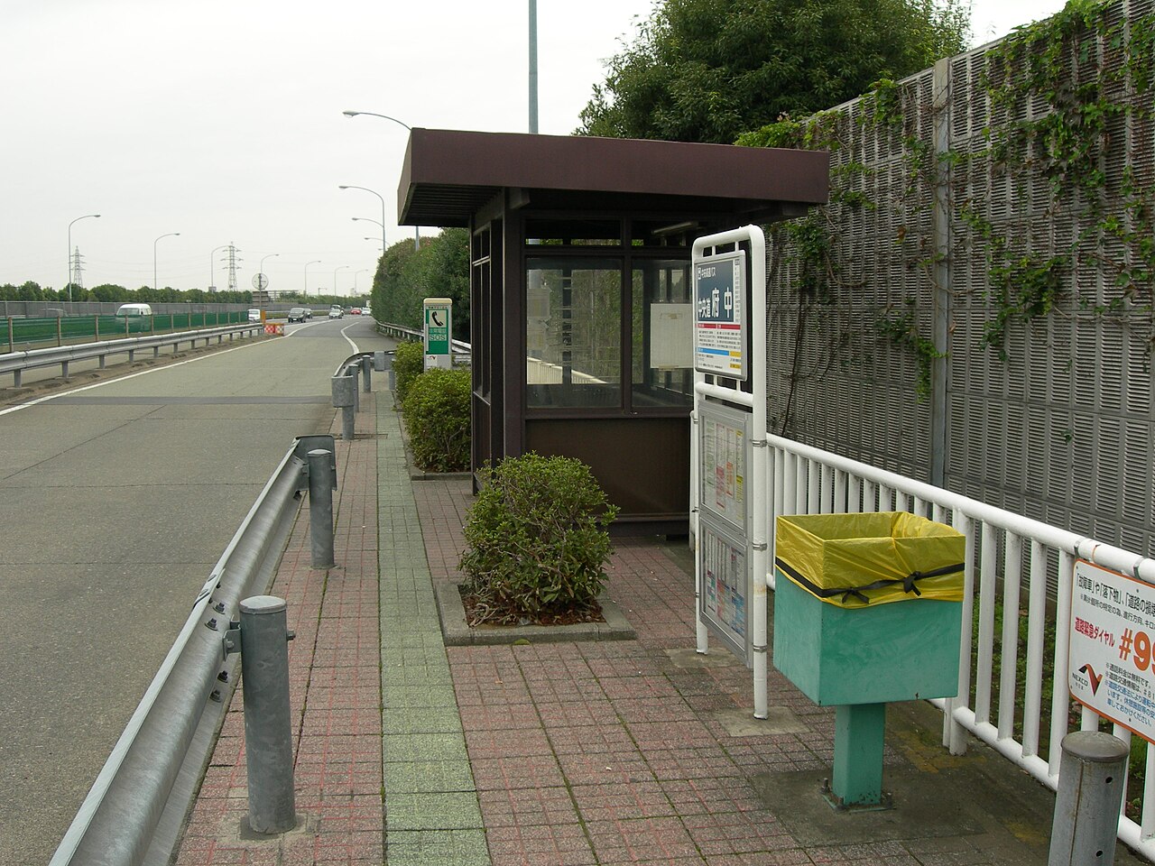 中央自動車道の府中バス停に停車する高速バス