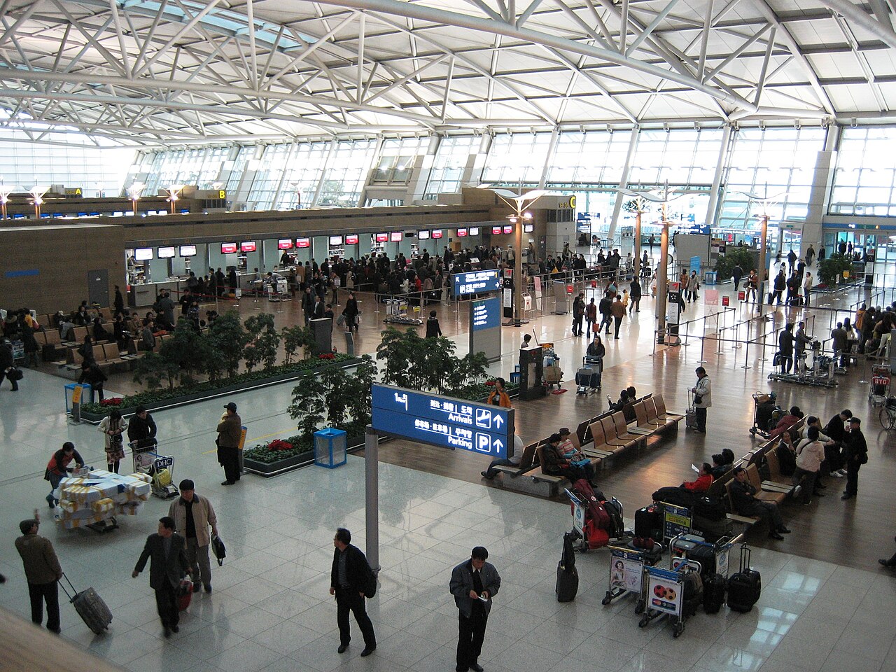 仁川国際空港の出発ロビーとチェックインカウンター